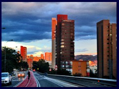 West part 27 - Avda. Rei Jaume I red biking lane in the middle of the road