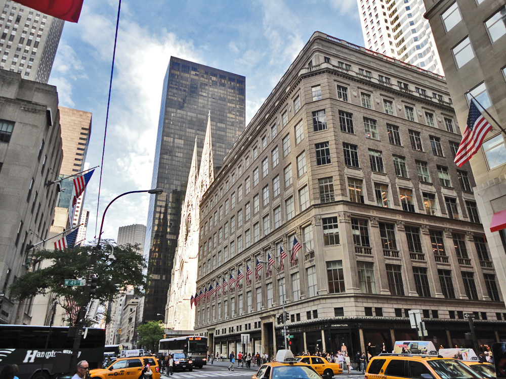 Louis Vuitton shop, Fifth Avenue and East 57th Street, Louis Vuitton  building, 5th Avenue, Midtown, Manhattan, New York City Stock Photo - Alamy