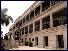 Murray House is a Neo-Classicist building that was relocated from Central to Stanley in the 1982 to make way for the construction of the famous Bank of China Tower.