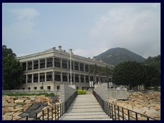 Murray House is a Neo-Classicist building that was relocated from Central to Stanley in the 1982 to make way for the construction of the famous Bank of China Tower.