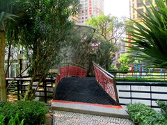 Jardim das Artes (Artes Garden) is a small park in the middle of Avenida de Amizade in Macau's city center. It offers sculptures, palms, trees and an outdoor gym. Once you get in it is hard to find the way out!