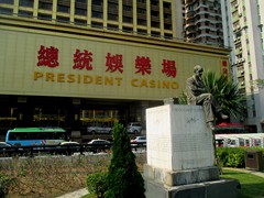 President Casino Hotel and sculpture of José Dossantos Ferreira in Jardim das Artes.