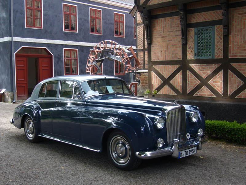 An old Bentley in front of Bokkulturen Borgarhuset and Thomanderska g rden