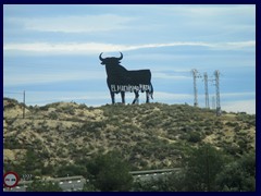 Road Alicante - Benidorm 11: this bull is in Cala Lanuza, a fashionable seaside village between Alicante and Villajoyosa.