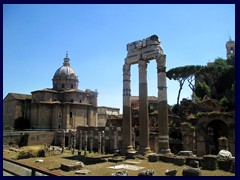 Santa Francesca Romana (Santa Maria Nova),  a church built in the 900s, just next to the Roman Forum. 