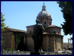 Santa Francesca Romana (Santa Maria Nova),  a church built in the 900s, just next to the Roman Forum. 