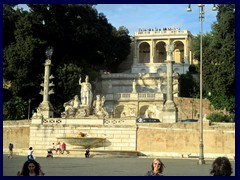 Piazza del Popolo with the viewing terrace above at the edge of the Pincio Park.