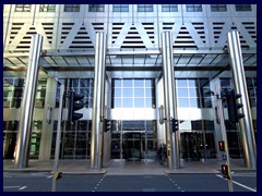 One Canada Square, entrance