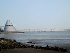 Macao Science Center is situated at the waterfront near Kun Iam statue and Dr Sun Yat-Sen Avenue. In the background is the Friendship Bridge (Ponte de Amizade).