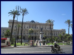 Piazza Cavour is a beautiful square in the Prati distict on the West banks of the Tiber. This is close to where our hotel was. It is filled with palmes, benches, restaurants, stores and is dominated by the huge white building Palace of   Justice. In front of it is the statue of Camillo Benso.