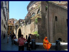 The "floating Indians" could be seen all over Rome, here at the Pantheon.