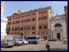 There are many police cars at Piazza Colonna.