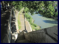 Banks of Tiber 019