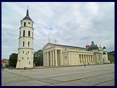 Cathedral Square with the Cathedral and the Belfry, and further to the right the recently reconstructed Palace of the Grand Dukes of Lithuania.