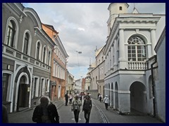 Didzioji street (Dizioji gatve) is a short pedestrian street filled with historic buildings, beautiful churches, open air restaurants, luxury hotels and souvenir stores. It goes from the Gate of Dawn, by Town Hall Square and the University, and ends near the Cathedral Square before it changes name to Pilies street.