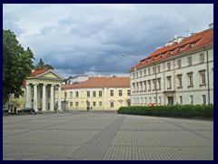 The square in front of the Presidential Palace and the University.