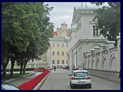 Lost of police cars and limousine approach the Presidential Palace with sirens. Probably an important politican that arrived. That was just before our intended visit to the palace's gardens, that we cancelled!