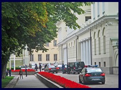 Lost of police cars and limousine approach the Presidential Palace with sirens. Probably an important politican that arrived. That was just before our intended visit to the palace's gardens, that we cancelled!